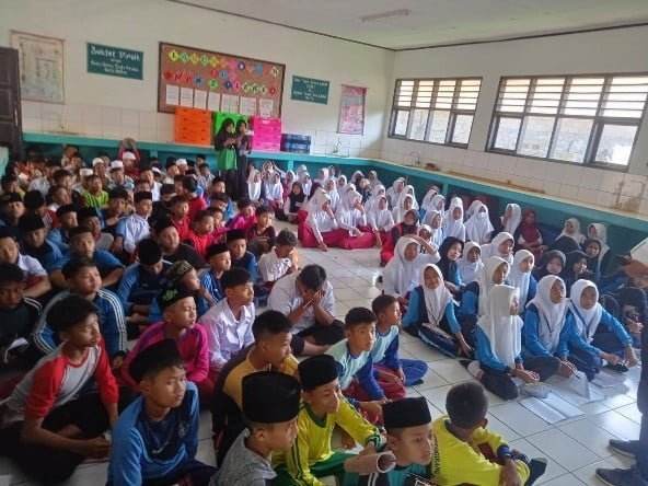 Hari ini kita demo ekskul, ada Pramuka yang semua wajib ikut, ada juga Paskibra, PMR, Futsal, bola voli, seni budaya (nyanyi, tari, seni rupa) dan TDBA