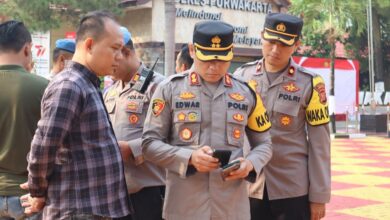 Kapolres Purwakarta, AKBP Edwar Zulkarnain memeriksa langsung Gawai atau ponsel milik anggota polisi di Polres Purwakarta, pada Selasa, 25 Juli 2023.