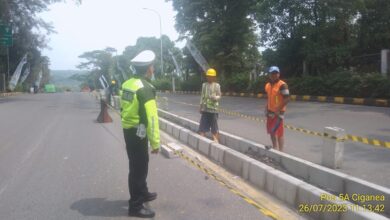 lakukan Pengamanan dan mengatur (Pamtur) lalu lintas (lalin) pemasangan median pembatas jalan arah gerbang Jatiluhur.
