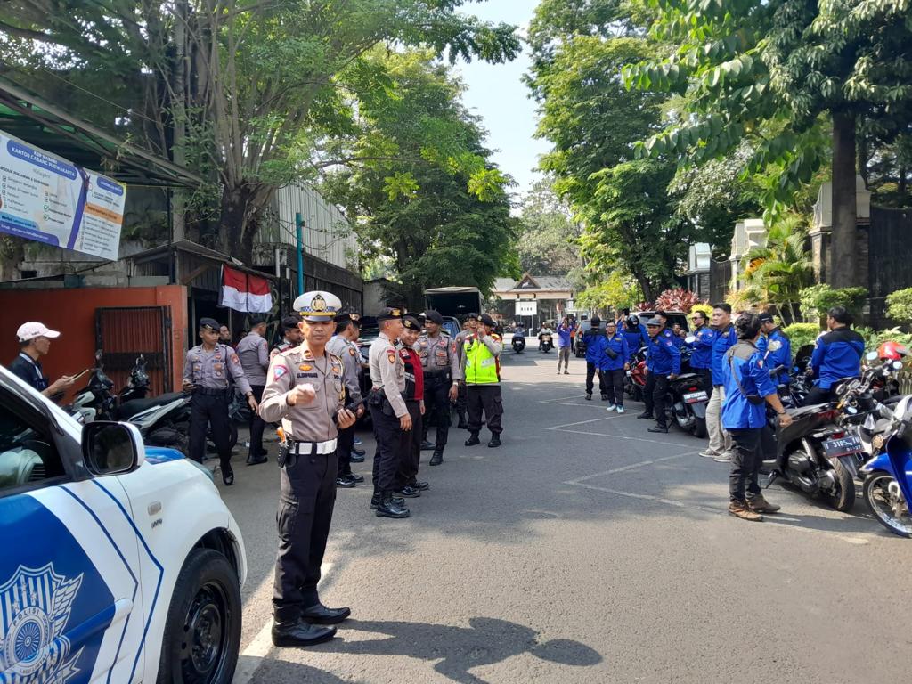 pengawalan kegiatan Aksi Long March 50 Orang Ketua Exco Partai Buruh dari Gedung sate Bandung Tujuan Akhir Gedung DPR Jakart