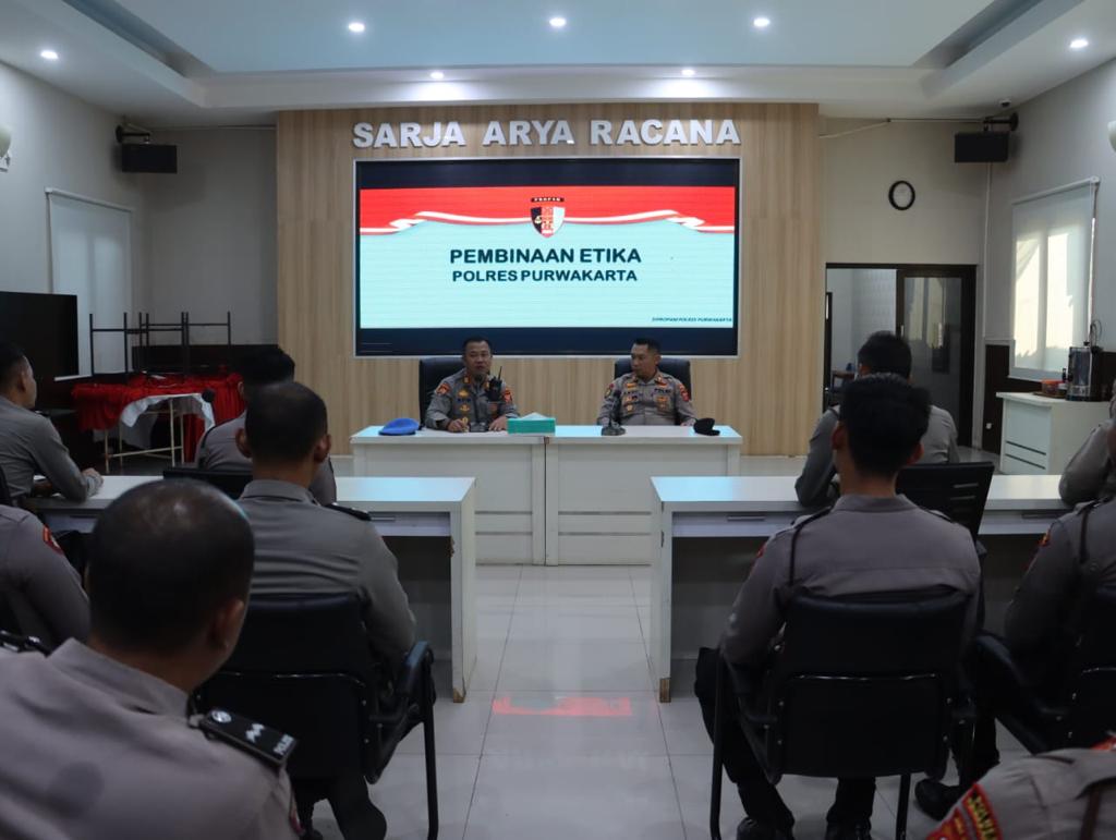 melaksanakan sosialisasi pembinaan etika profesi personel di aula Sarja Arya Rancana, Mapolres Purwakarta,