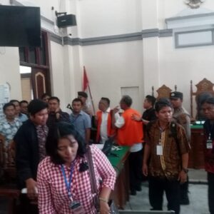 Erika Sari Emsah Ginting SH MH, memanggil terdakwa dan para saksi yang disiapkan oleh Jaksa Penuntut Umum
