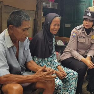 Bakti Sosial Religi Jumat Berkah digelar Satua Pembinaan Masyarakat (Satbinmas) yang memberikan bantuan kepada masyarakat yang kurang mampu.