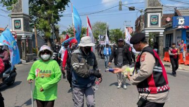Polres Purwakarta, Polda Jawa Barat membagikan makanan serta minuman terhadap para peserta longmarch dengan sikap humanis.