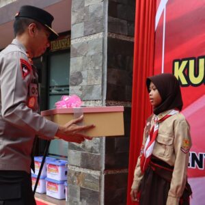 Naila Muazara Ulfah, siswi Kelas 5 SDN Nagri Kaler, Kabupaten Purwakarta mendapat penghargaan dari Kapolda Jabar,