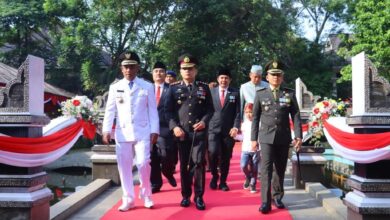 AKBP Edwar Zulkarnain menghadiri Upacara Peringatan Hari Ulang Tahun Kemerdekaan Republik Indonesia Ke-78 dengan tema “Terus Melaju Untuk Indonesia Maju”