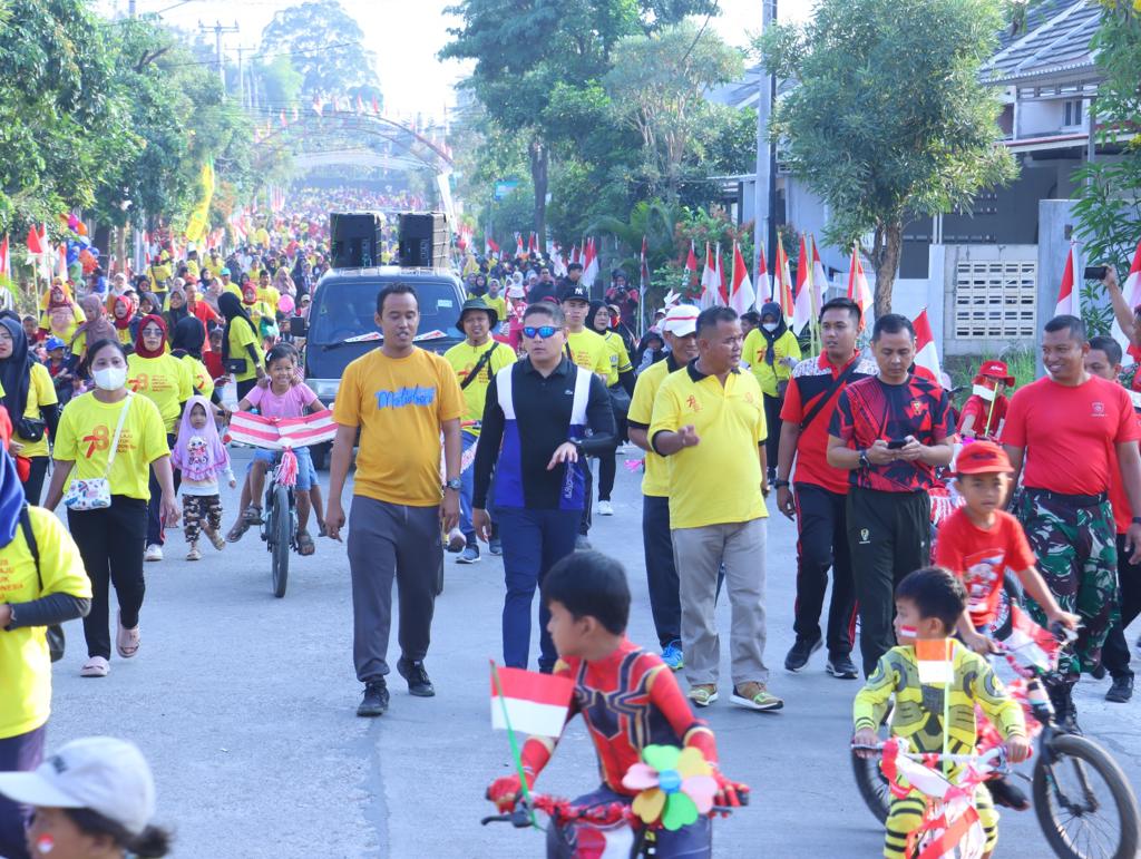 kegiatan jalan santai, sepeda hias dan pengobatan masal dalam rangka peringatan HUT RI Ke-78