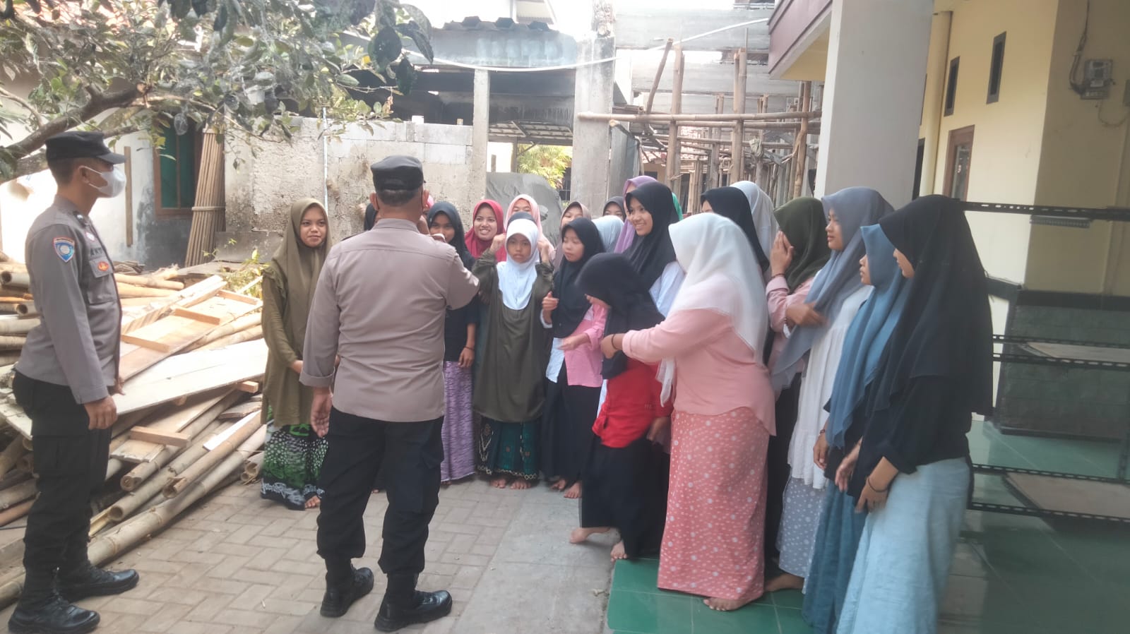 Sosialisasi dalam mengantisipasi bahaya dan paham radikal terorisme dan anti Pancasila