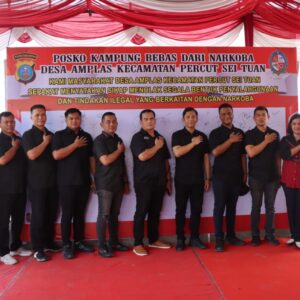 Pada posko kawasan kampung bebas narkoba satu ini, setidaknya 15 orang personil gabungan ditugaskan untuk berjaga selama 24 jam
