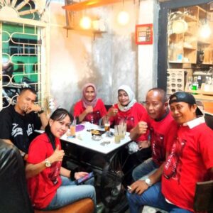kegiatan diskusi yang serius tapi santai sambil menikmati secangkir kopi dan cemilan Nusantara.