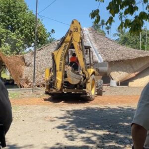 Melakukan Gerebek Kampung Narkoba dan menghancurkan barak-barak narkoba dengan menggunakan alat berat beko