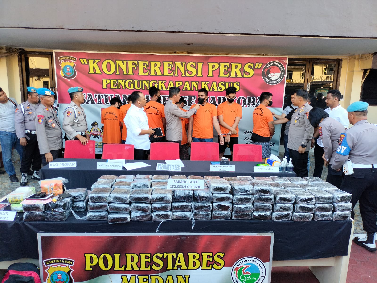 tersangka sebanyak 70 orang, di mana dari jumlah tersebut 59 orang merupakan jaringan pengedar narkoba