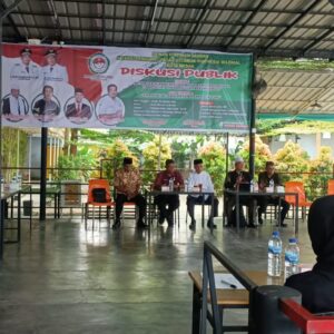 mencari solusi-solusi bagi para pedagang pasar tradisional yang kini pendapatannya makin anjlok dengan adanya berbagai aplikasi penjualan online