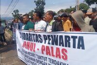 Tolak kekerasan terhadap wartawan ,  puluhan wartawan  melakukan aksi  di depan kantor Kejari Padang lawas*