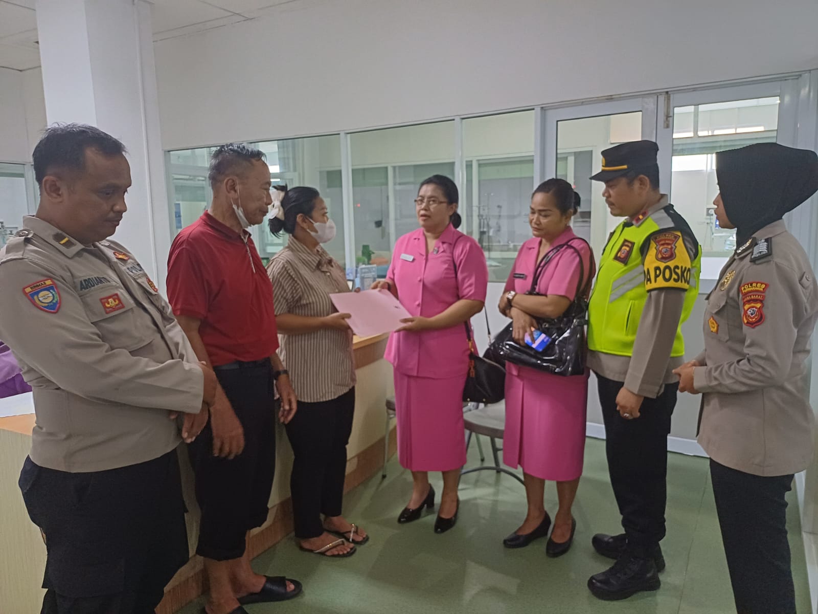 KEPOLISIAN RESOR PURWAKARTA SEKSI HUBUNGAN MASYARAKAT Wujud Kepedulian, Polres Purwakarta Jenguk Anggota Yang Mengalami Kecelakaan