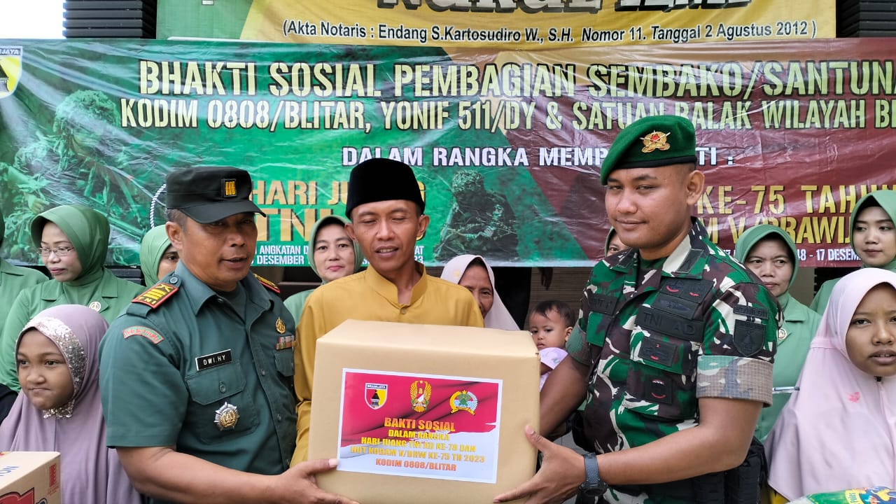 Peringati Hari Juang TNI AD Ke - 78 Dan HUT Ke - 75 Kodam V/Brw Tahun 2023, Kodim 0808/Blitar Gelar Bhakti Sosial Pembagian Sembako / Santunan