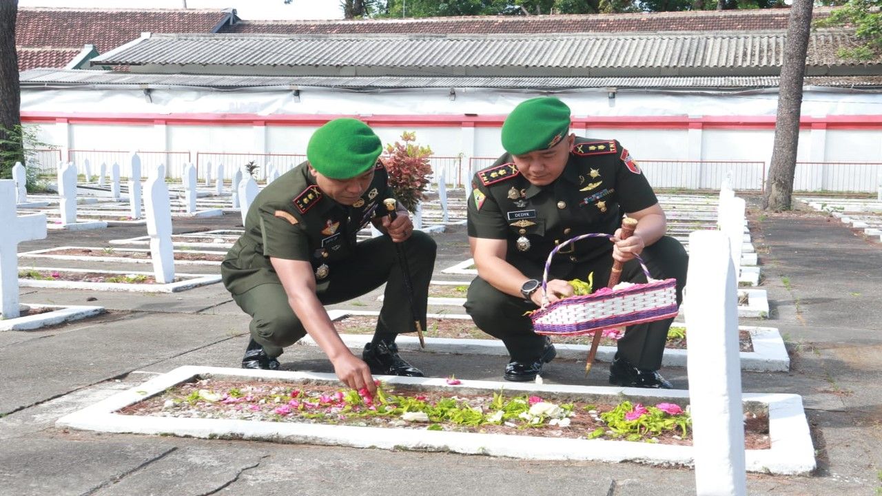 Peringati Hari Juang TNI AD Ke - 78 Dan HUT Ke - 75 Kodam V/Brw Tahun 2023, Kodim 0808/Blitar Gelar Ziarah Rombongan Ke TMP Raden Wijaya