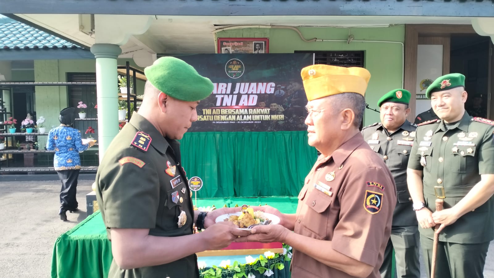 Momen Peringatan Hari Juang TNI AD Ke - 78 Tahun 2023, Dandim 0808/Blitar Berikan Penghargaan Kepada Veteran