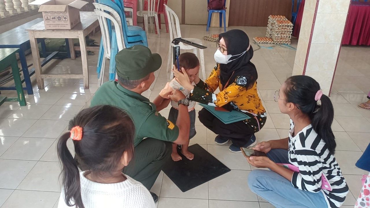 Peduli Kesehatan Anak Di Wilayah Binaannya, Babinsa Koramil Kademangan Dampingi Kegiatan Posyandu Balita
