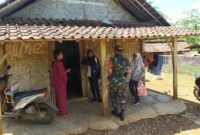 Wujud Kepedulian, Babinsa Koramil Wates Bersama Bidan Desa Laksanakan Pemantauan Kesehatan Anak Penderita Stunting Di Wilayah Binaannya