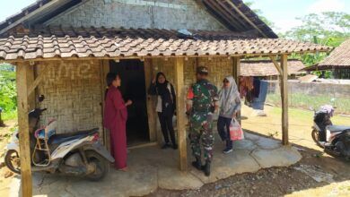 Wujud Kepedulian, Babinsa Koramil Wates Bersama Bidan Desa Laksanakan Pemantauan Kesehatan Anak Penderita Stunting Di Wilayah Binaannya
