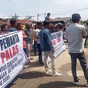 Tolak kekerasan terhadap wartawan , puluhan wartawan melakukan aksi di depan kantor Kejari Palas