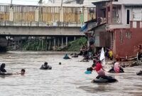 Masyarakat Sungai Deli Gelar Aksi Beranyut Pakai Ban Sepanjang 3 Km