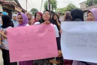 Warga bersama Ibu-ibu Perwiritan minta Wali Kota Medan Aspal Gang Karya Muda Johor