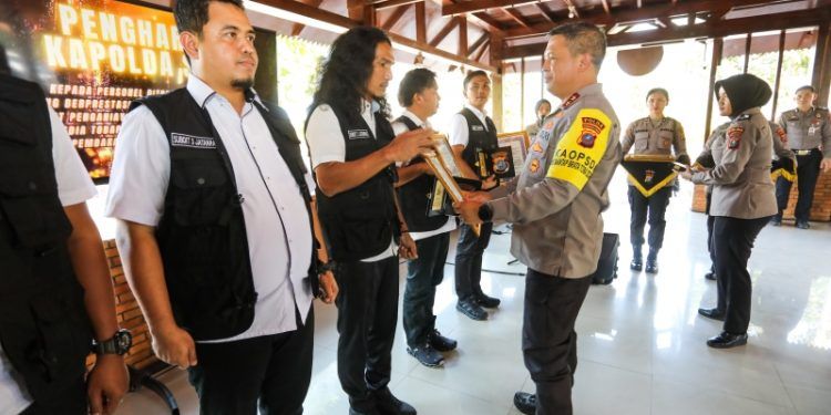 Berhasil ungkap kasus penganiayaan dan pembakaran mobil wartawan, Kapolda Sumut berikan penghargaan pada personel subdit III Jatanras Dir Reskrimum Polda Sumut