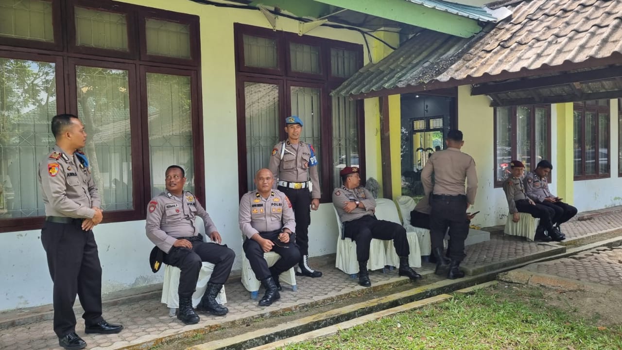 Polres Langkat Kawal Penghitungan dan Rekapitulasi Suara oleh KPU Kabupaten Langkat di Gudang Pegnasos Kabupaten Langkat.