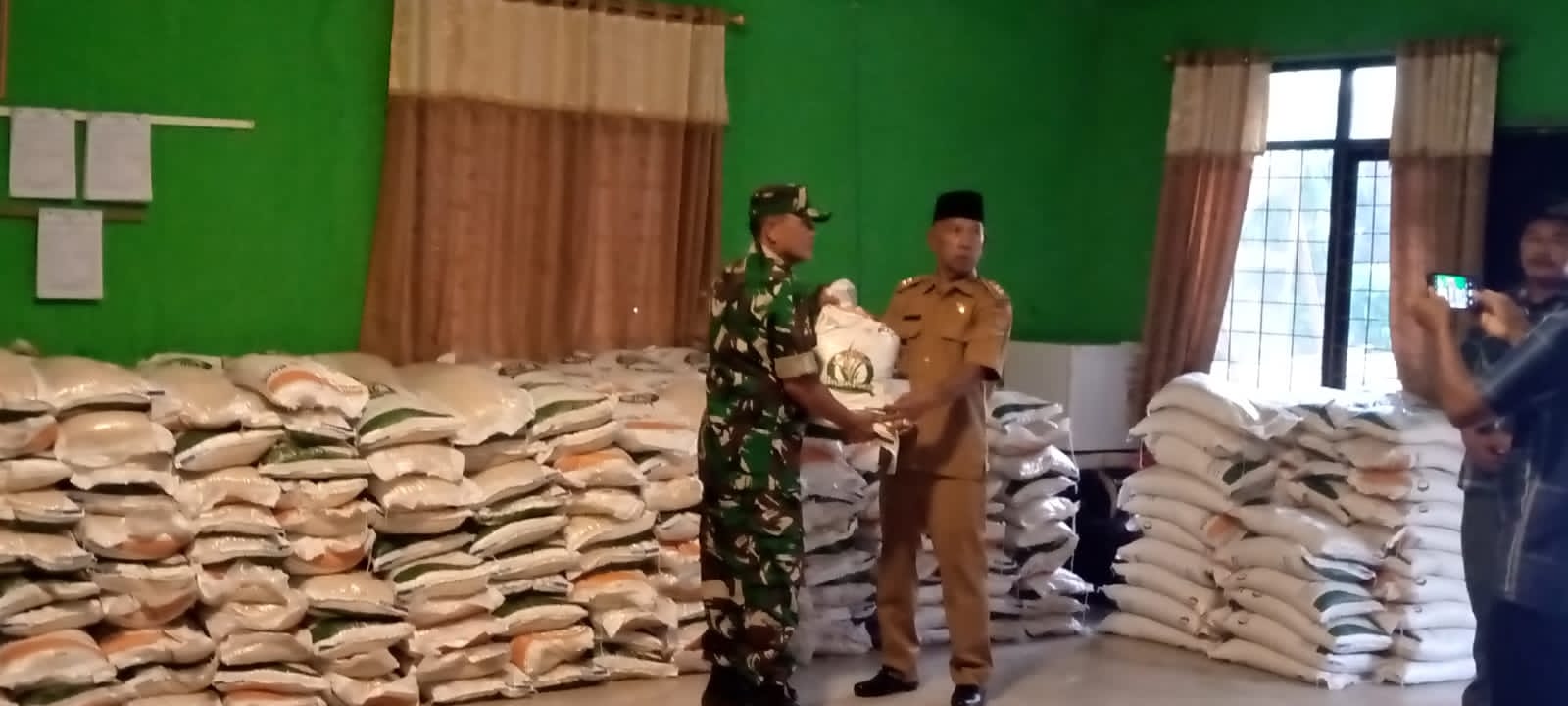 Penyaluran Bantuan Pangan Berupa Beras Kemasan 10 Kg Melalui Pemdes Desa Tapos Kecamatan Tigaraksa Untuk Masyarakat Tapos