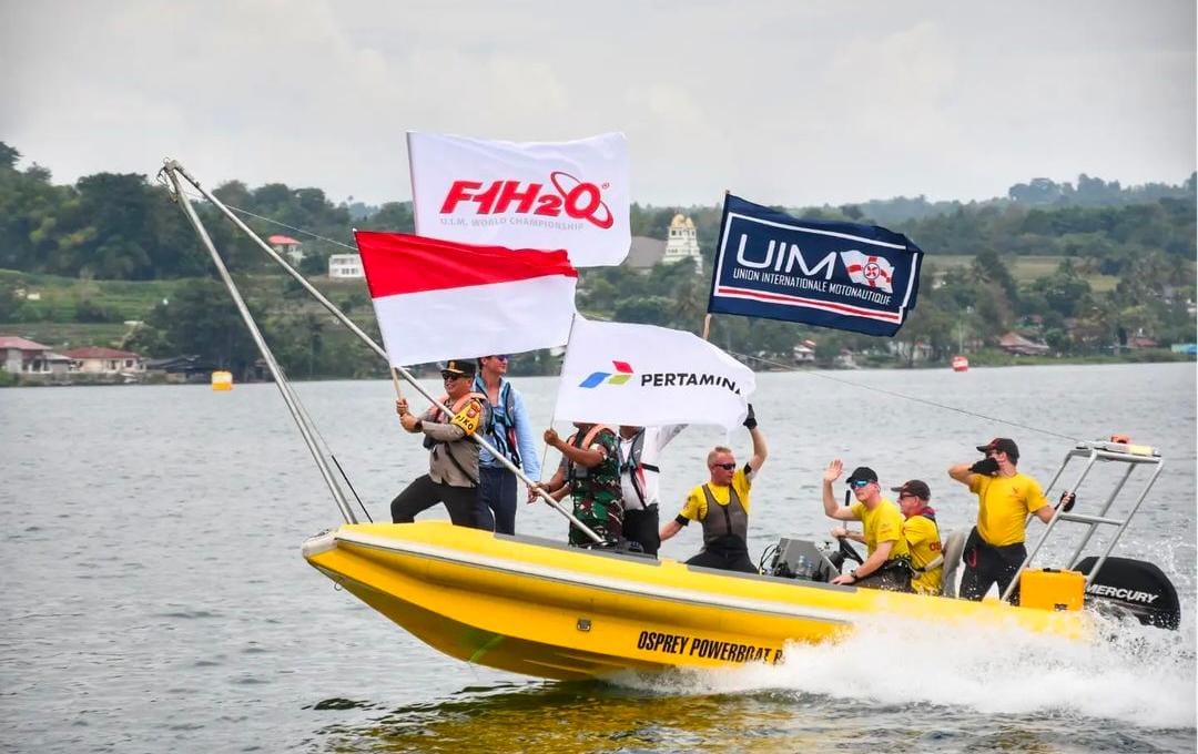 Kapolda Sumut bersama pembalap F1 powerboat mengibarkan bendera merah putih