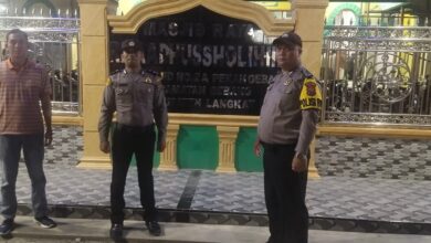 Berikan Rasa Aman dan Nyaman Polres Langkat dan Polsek Sejajaran Melaksanakan Pengamanan Sholat Tarawih di Bulan Ramadhan 1445 H.