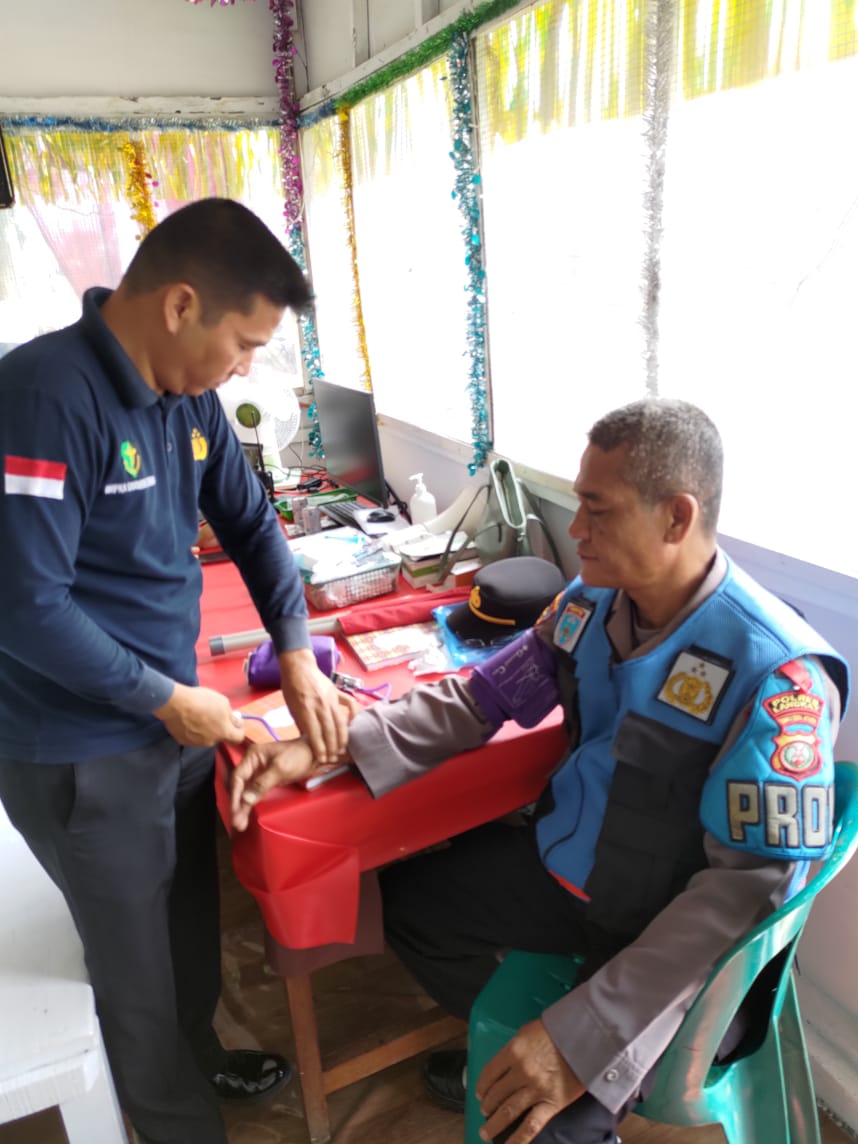 Pastikan Personel Pos PAM ketupat Toba 2024 Tetap Sehat, Sie Dokkes Polres Langkat laksanakan Pemeriksaan Kesehatan