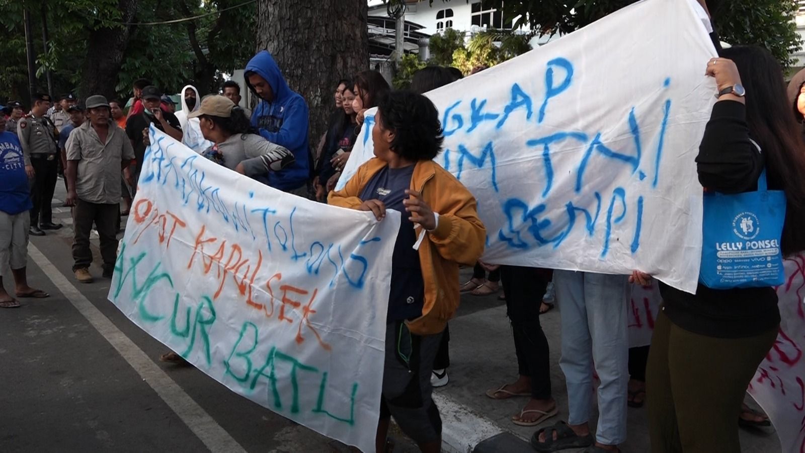Ratusan Warga Pancurbatu Minta Keadilan ke Jokowi Di Depan Hotel JW Mariot Medan, Panglima TNI, KASAD Dan Pangdam 1/BB Diminta Memproses Kopral Mirwansah,Oknum TNI Pemilik Senpi.!*