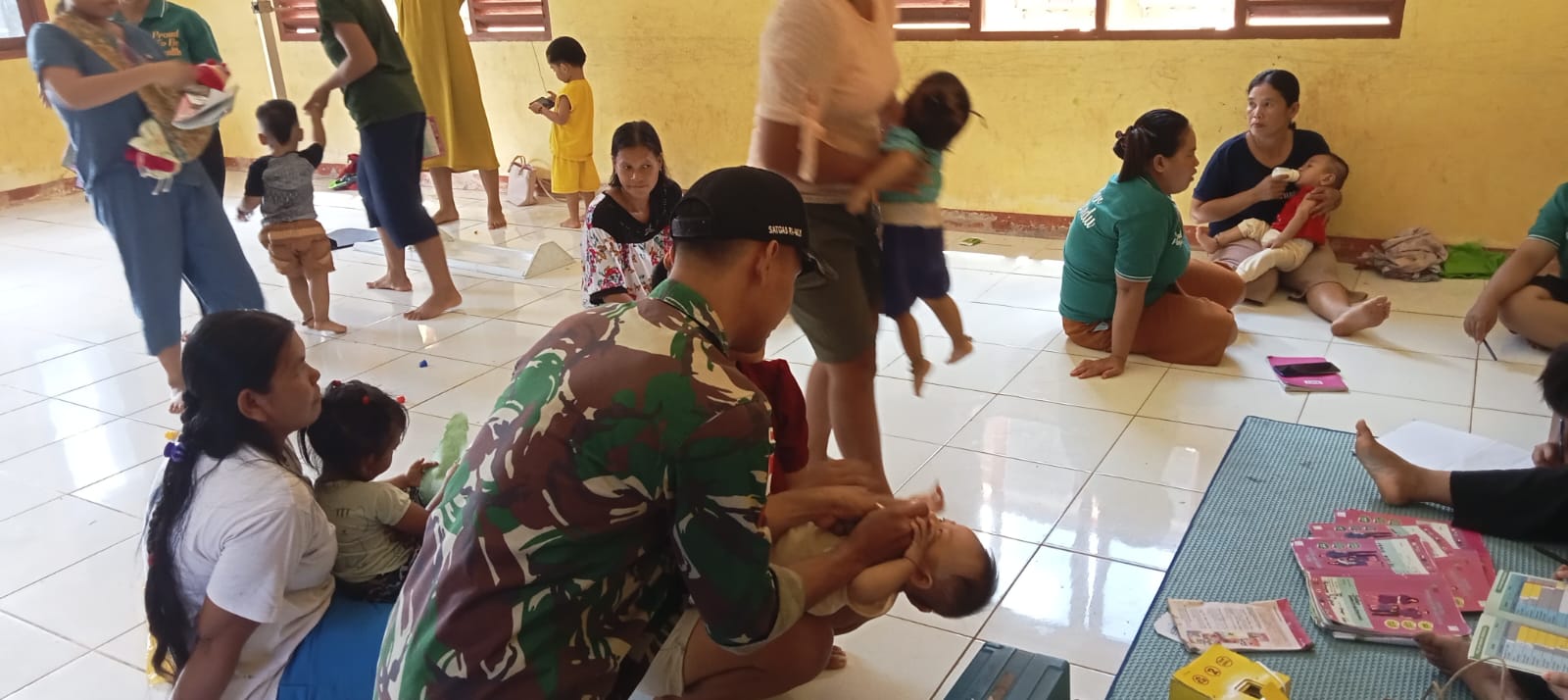 Peduli Kesehatan Anak Perbatasan, Satgas Pamtas RI-Malaysia Yonarmed 10 Kostrad Gelar Posyandu Balita