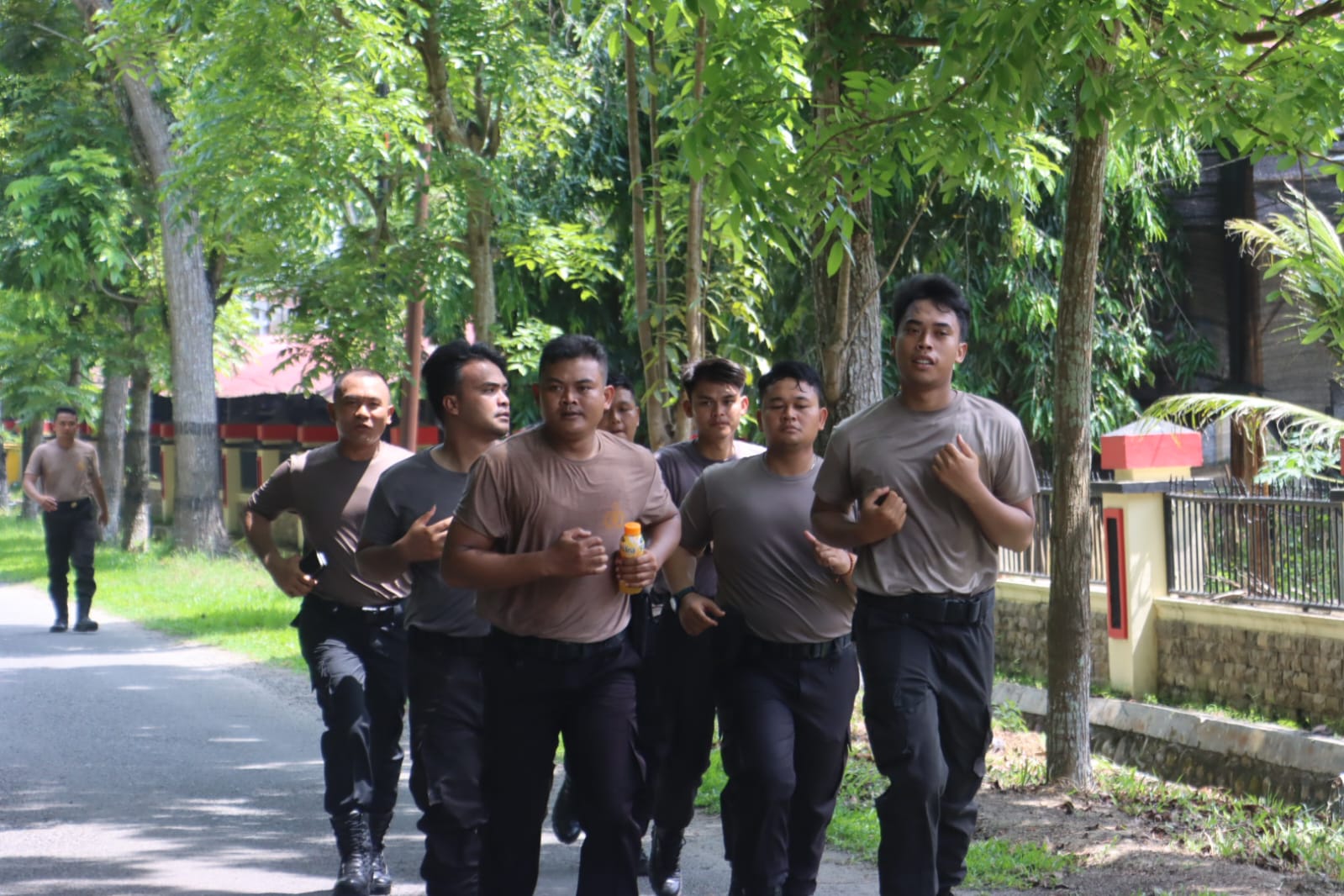 Jaga Stamina Prima, Wakapolres Langkat Ajak Lari Pagi Anggota Dalmas Sat Samapta.