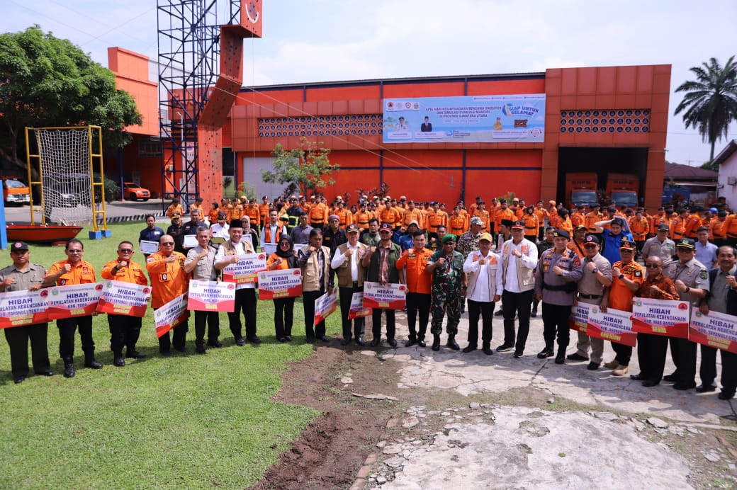 Asisten Pemerintahan dan Kesejahteraan Rakyat Basarin Yunus Tanjung memimpin Apel Hari Kesiapsiagaan Bencana 2024 di Lapangan Kantor Badan Penanggulangan Bencana Daerah (BPBD) Sumut, Jalan Gatot Subroto, Medan, Jumat (26/4). (DISKOMINFO SUMUT)*