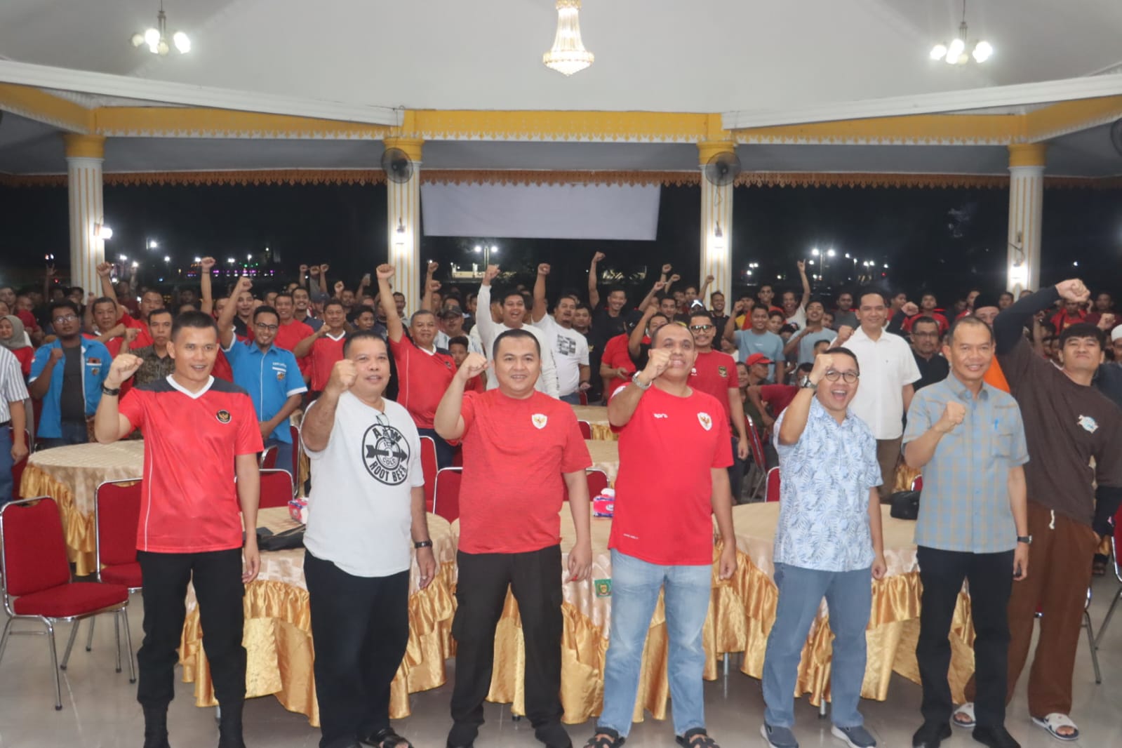 Bukti Kedekatan Polri Kepada Masyarakat Dengan Nonton Bareng Pertandingan Sepak Bola