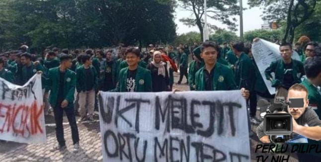 Ratusan Mahasiswa Desak Rektor USU Mundur, Efek dari Uang Kuliah Naik 100%