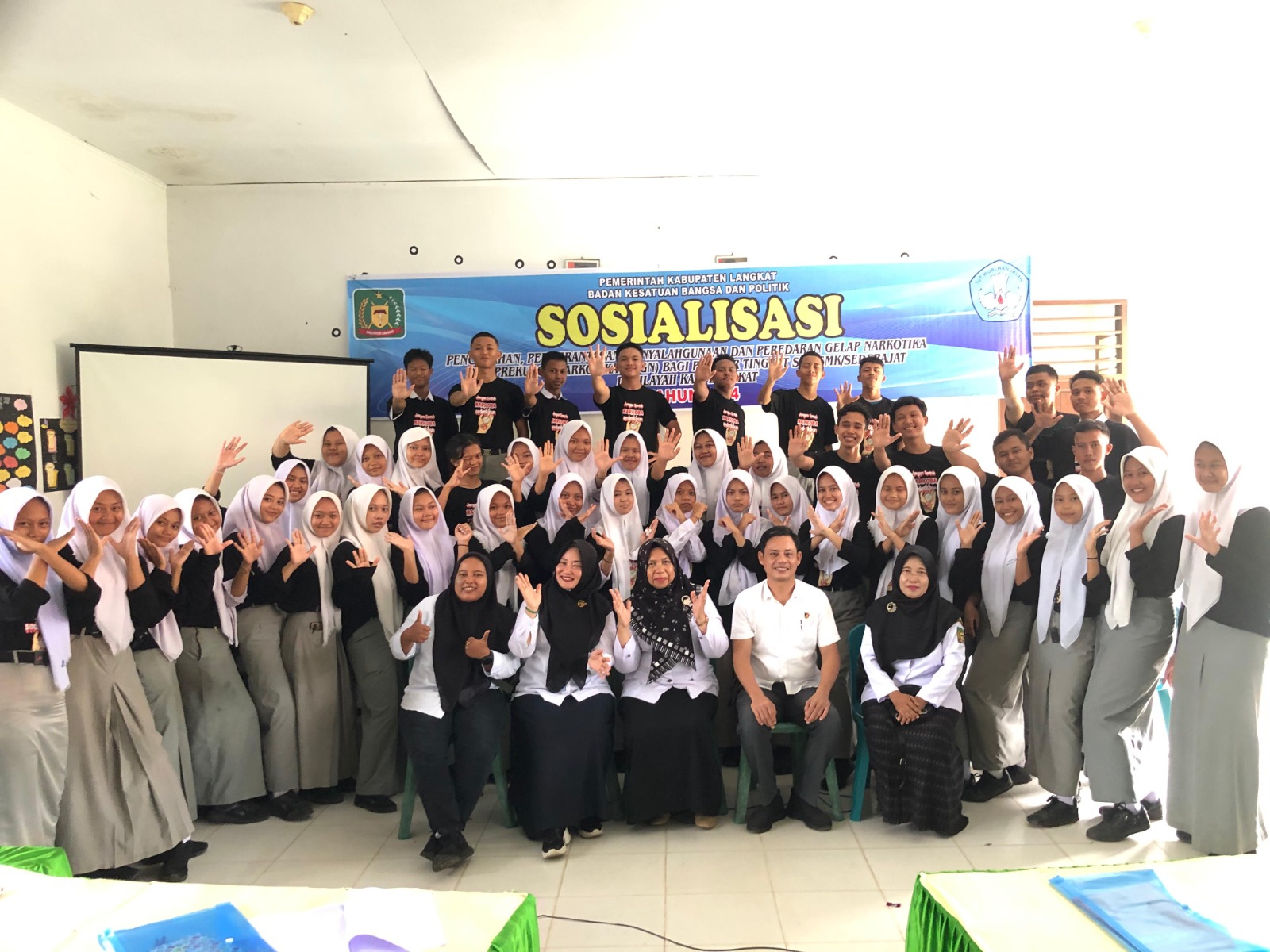 Sat Narkoba Polres Langkat, Kesbangpol, dan BNNK Kab. Langkat Goes to School ke SMA N 1 Wampu: Sosialisasikan mu Dampak Narkoba